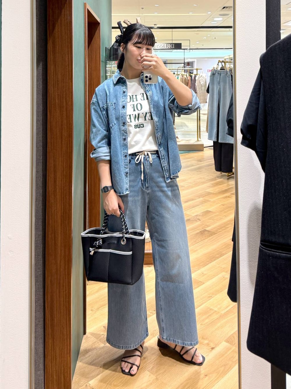 ブルー系のシャツ/ブラウス、ブルー系のデニムパンツ、ブラック系のトートバッグを着用したレディースの夏コーディネートの1枚目の写真