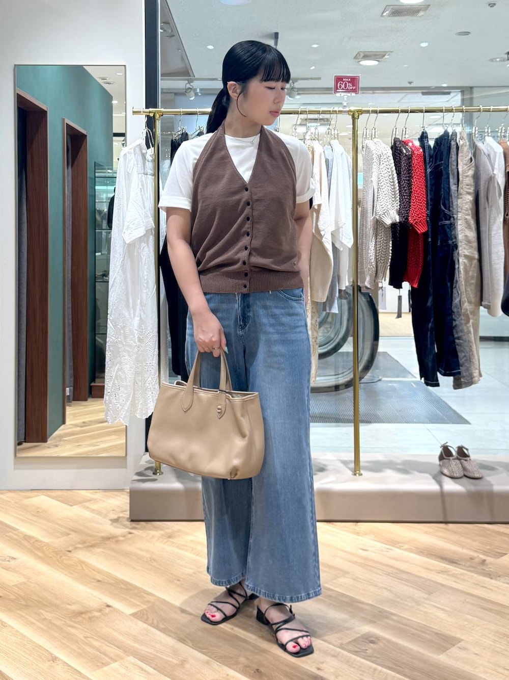ホワイト系のTシャツ/カットソー、イエロー系のトートバッグ、ブラウン系のベストを着用したレディースの夏コーディネートの1枚目の写真