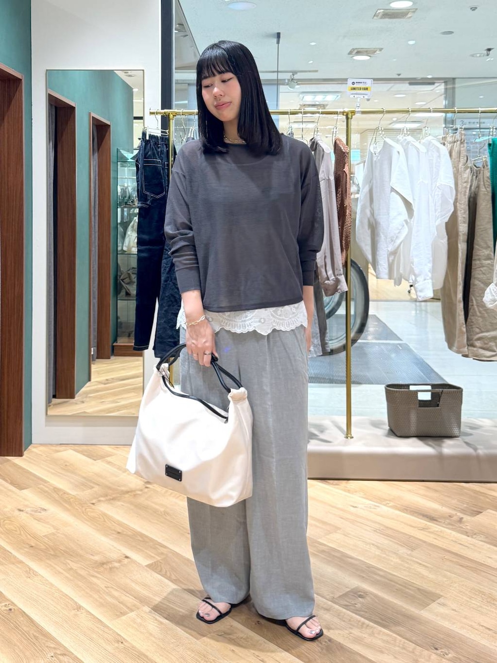 ホワイト系のシャツ/ブラウス、グレー系のニット/セーター、グレー系のその他パンツを着用したレディースの夏コーディネートの1枚目の写真