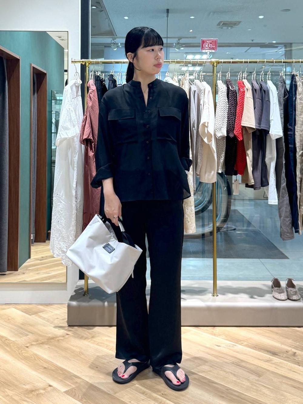 ブラック系のその他パンツ、ホワイト系のトートバッグ、ブラック系のシャツ/ブラウスを着用したレディースの夏コーディネートの1枚目の写真