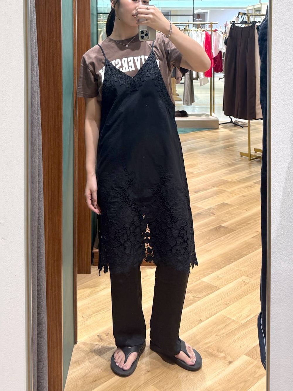 ブラック系のその他パンツ、ブラウン系のTシャツ/カットソーを着用したレディースの夏コーディネートの1枚目の写真