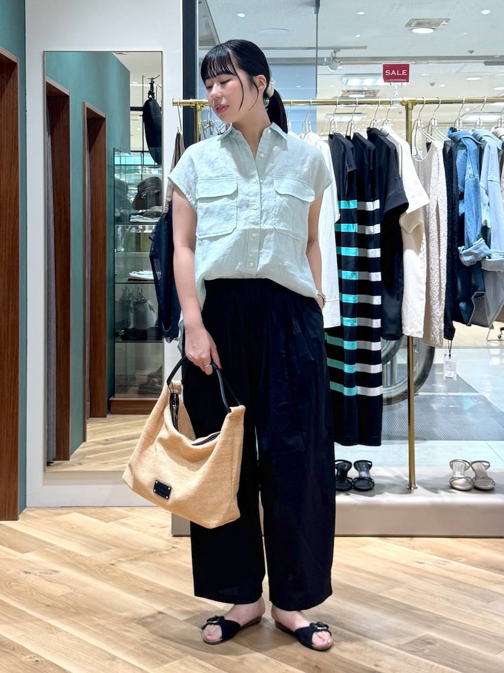 ブラック系のその他パンツ、ブラック系のサンダル、ベージュ系のトートバッグを着用したレディースの夏コーディネートの1枚目の写真
