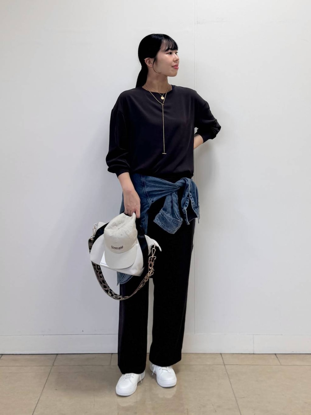 ブラウン系のシャツ/ブラウス、ブラウン系のその他パンツ、ホワイト系のトートバッグを着用したレディースの夏コーディネートの1枚目の写真