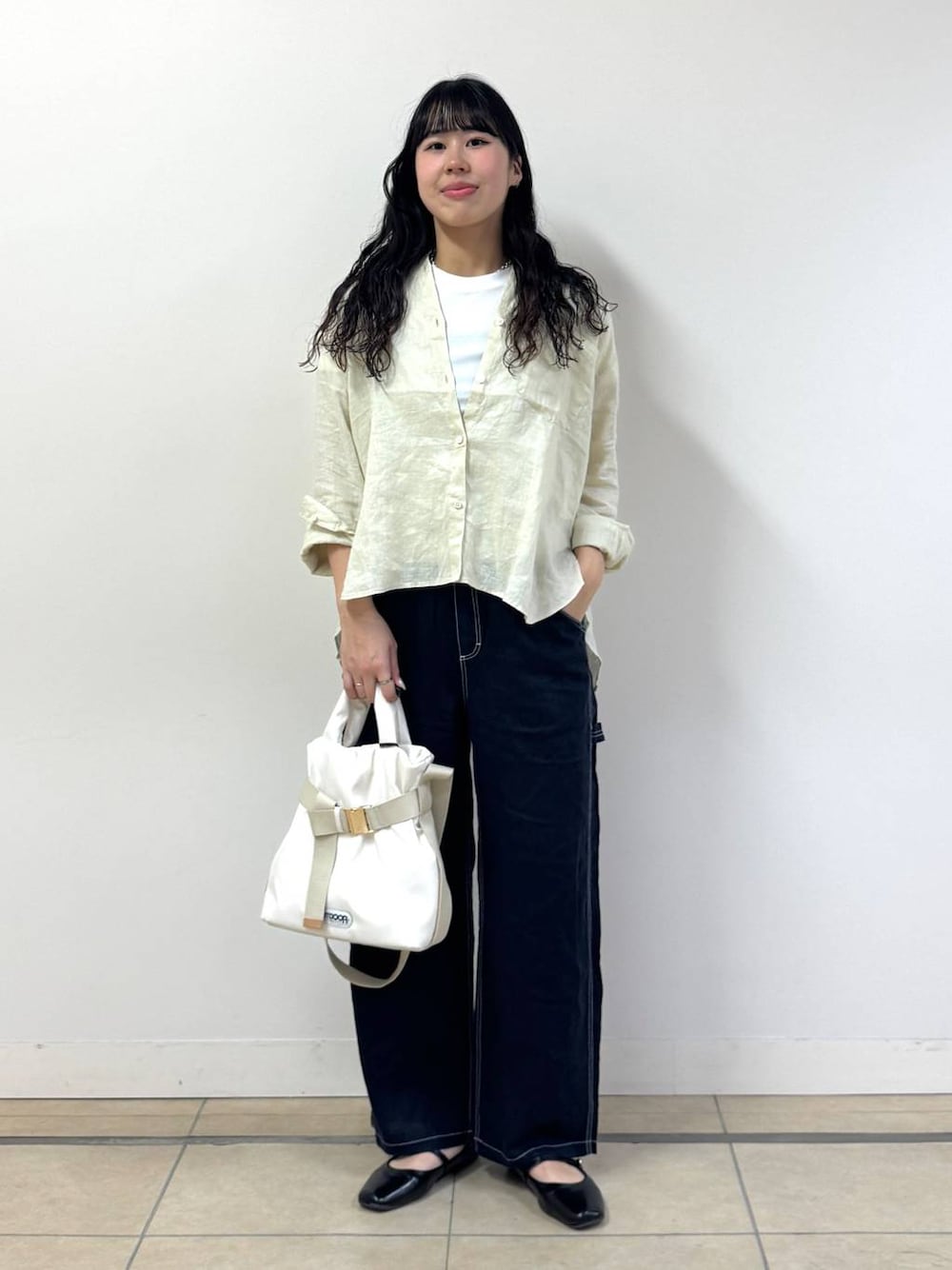 イエロー系のシャツ/ブラウス、ブルー系のその他パンツ、ホワイト系のトートバッグを着用したレディースの春コーディネートの1枚目の写真