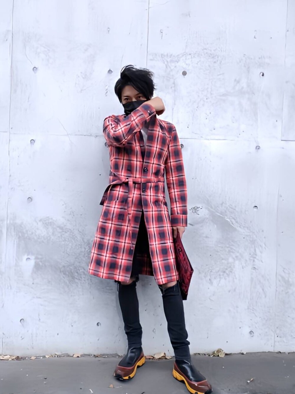 「秋コーデ、ラブレス、burberry、ヴィヴィアンウエストウッド、レッド、チェック、ドキュメントケース、ファッションを楽しもう」｜「BURBERRYのアイテム（ブーツ、ブラウン系）」を使った、yuriさん（メンズ・175cm）の秋コーディネートの1枚目の写真