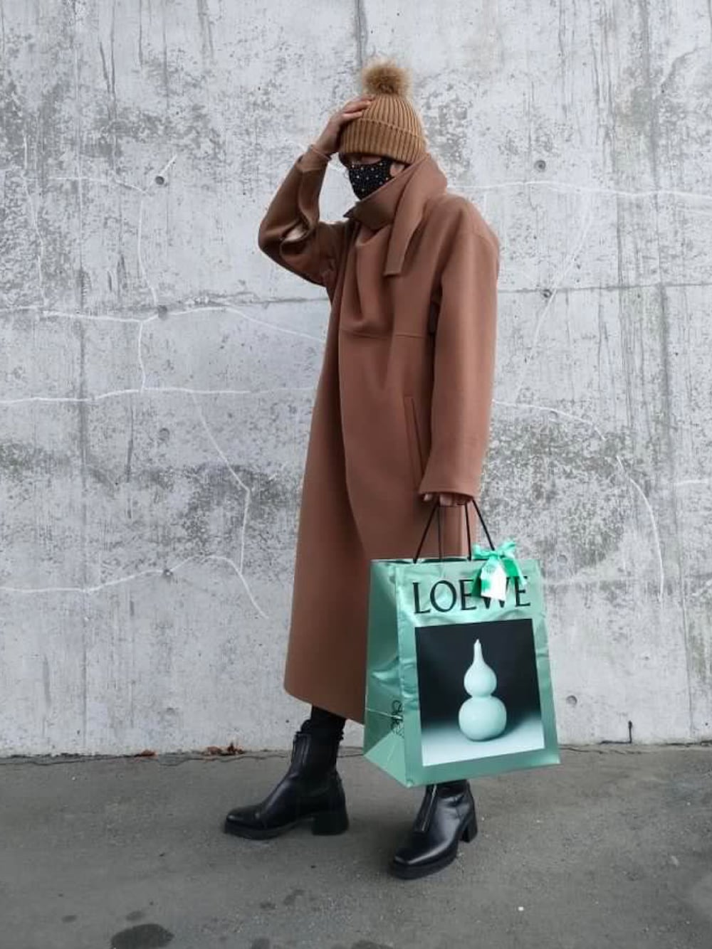 「メンズコーデ、秋冬コーデ、ビックシルエット、私の推しブランド、Acne Studious、アクネストゥディオズ、ロエベ、loewe、冬コーデ、ヒールブーツ」｜「LOEWEのアイテム（その他、グリーン系）」を使った、yuriさん（メンズ・175cm）の冬コーディネートの1枚目の写真