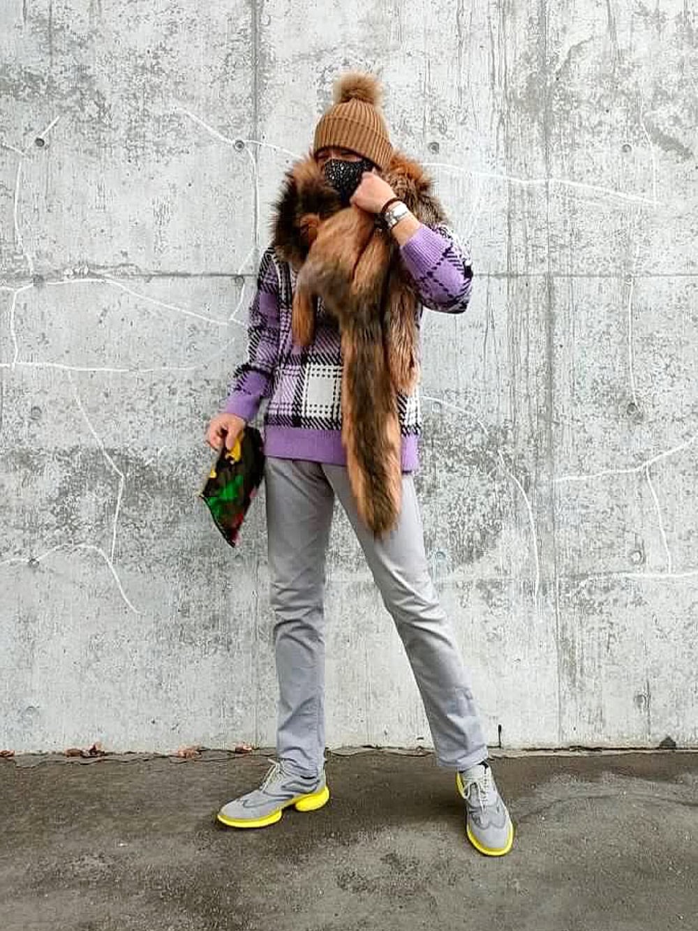「チェック、オーバーサイズ、ビッグシルエット、カラーニット、秋冬コーデ、ポンポン帽子、ニット帽、driesvannoten、valentino、エコファー、私の推しブランド」｜「COLE HAANの3.ゼログランド ヒューズ オックスフォード mens（ドレスシューズ、グレー系）」を使った、yuriさん（メンズ・175cm）の冬コーディネートの1枚目の写真