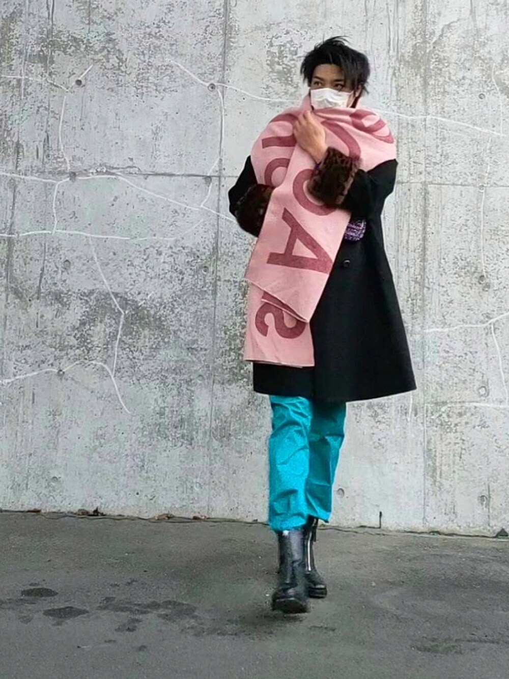「アクネストゥディオズ、AcneStudios、カラーコーデ、カラーパンツ、ストール、アンテプリマ、レオパードコート、ファーコート、ロゴ、ヒールブーツ、ターコイズブルー」｜「tk.TAKEO KIKUCHIのリアルレザーセンターZIPブーツ（ブーツ、ブラック系）」を使った、yuriさん（メンズ・175cm）の冬コーディネートの1枚目の写真