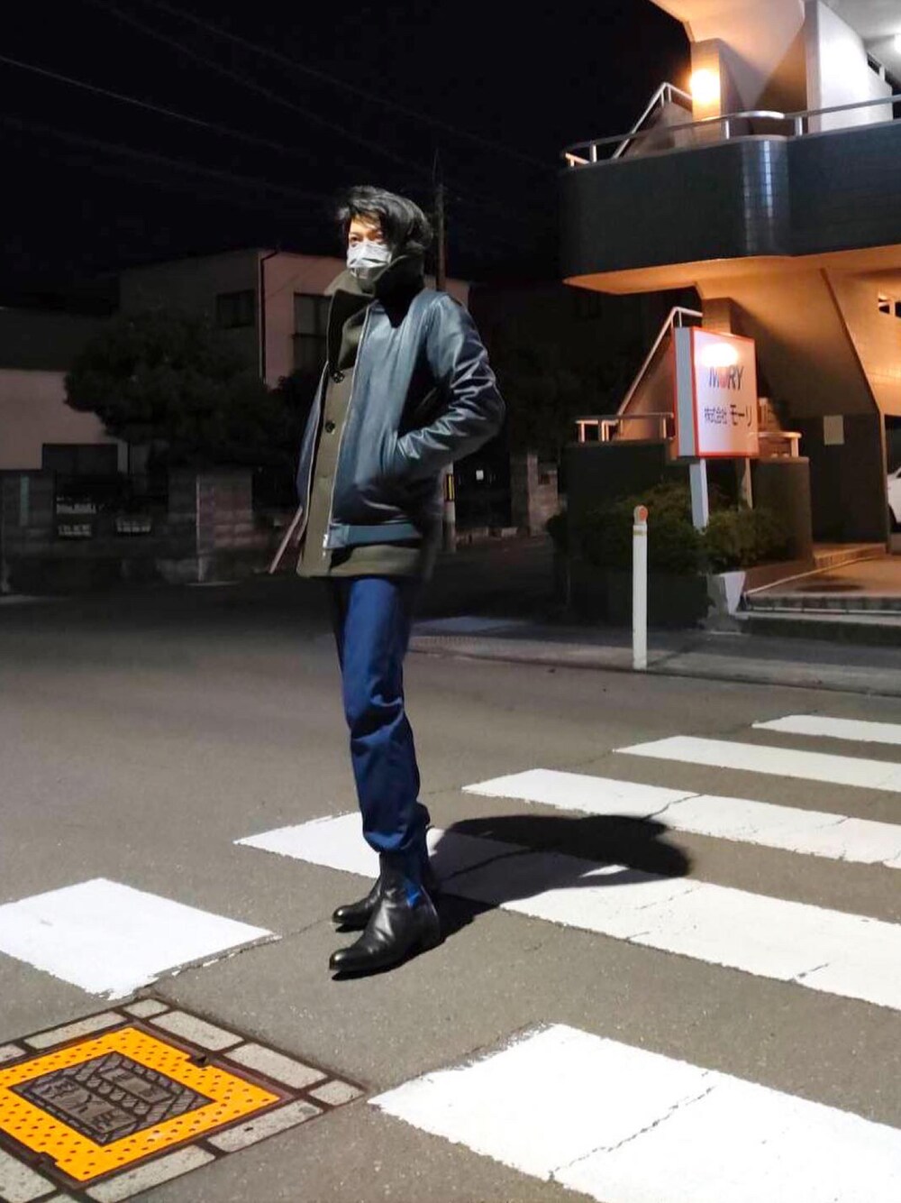 「アウターONアウター、レイヤード、レイヤードスタイル、カジュアルコーデ、トラウザーパンツ、秋冬コーデ、サイドゴアブーツ」｜「OFFICINE CREATIVEのアイテム（ブーツ、グレー系）」を使った、yuriさん（メンズ・175cm）の冬コーディネートの1枚目の写真