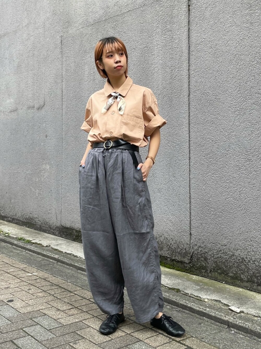 「スカーフ、オーバーサイズ、メンズライク、ゆるコーデ、メンズシャツ、低身長コーデ、メンズアイテム、ボールパンツ、スカーフアレンジ、メンズライク女子」｜「CIAOPANICのシリコン加工ショートスリーブビッグシャツ（シャツ/ブラウス、ホワイト系）」を使った、こざるさん（レディース・158cm）の夏コーディネートの1枚目の写真