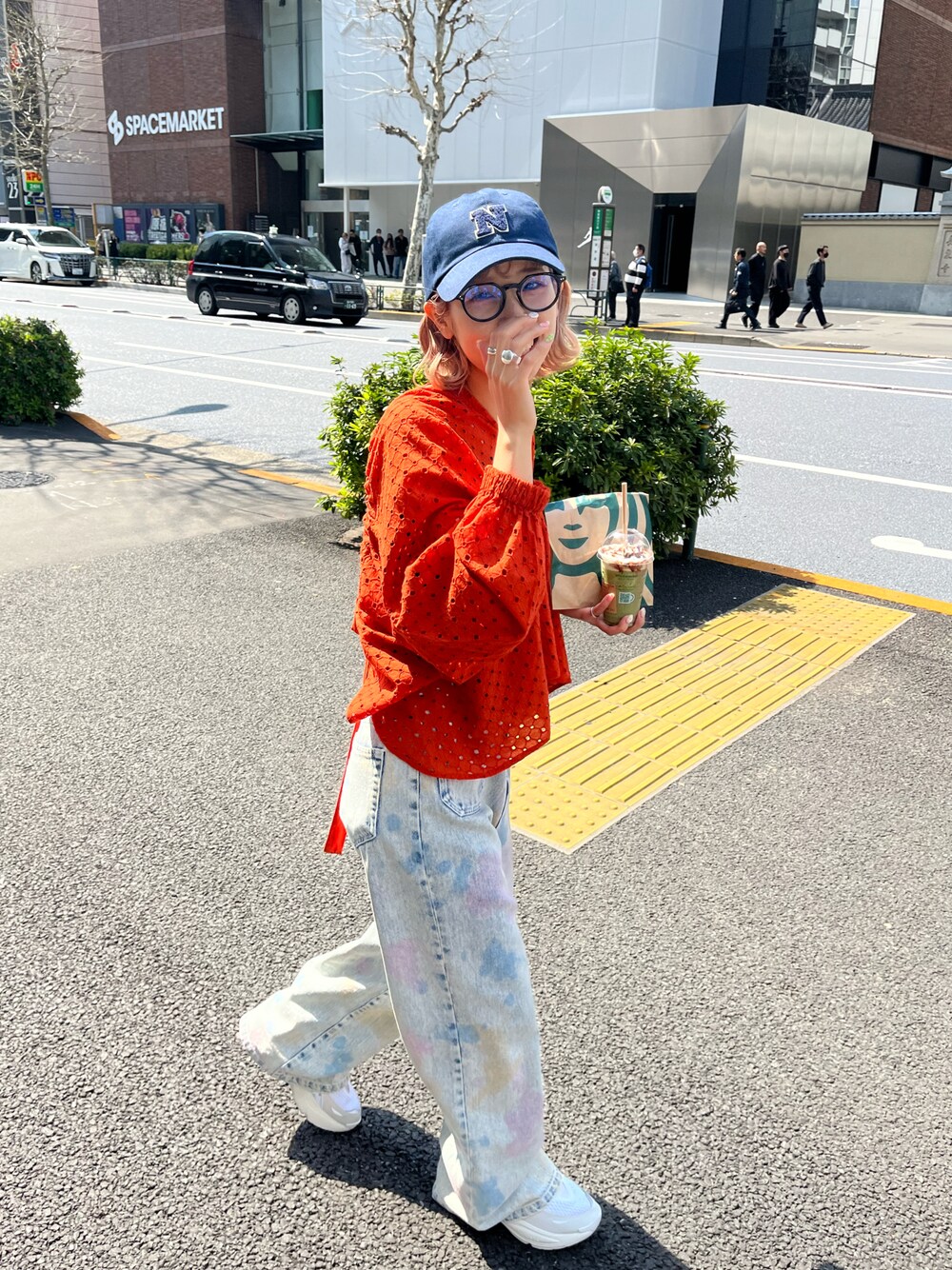 「キャップ、キャップ女子、CIAOPANIC、春服コーデ、ブラウス、ブラウス×デニム、おでかけコーデ、レッド、レッドコーデ、赤」｜「CIAOPANICの2WAYパンチングレースブラウス（シャツ/ブラウス、レッド系）」を使った、こざるさん（レディース・158cm）の春コーディネートの1枚目の写真