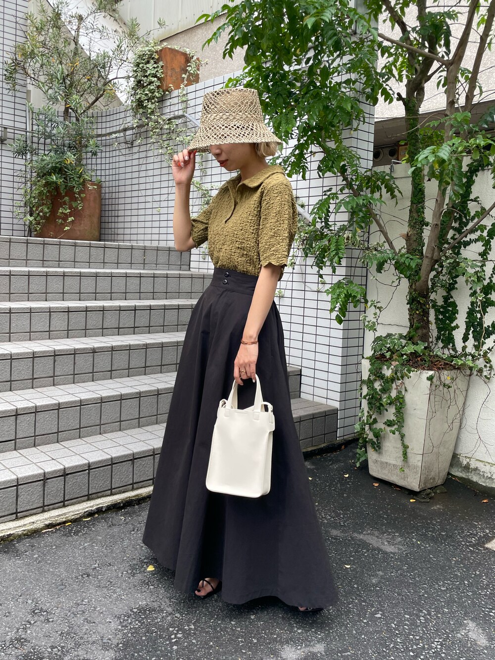 「休日スタイル、初夏コーデ、大人カジュアル、お出かけコーデ、カジュアルコーデ、カラーコーデ、ボリュームスカート、フレアスカート、ポロシャツ、ポロニット、麦わら帽子、ムギワラハット、ブラウン、スカートスタイル、オトナ女子」｜「CIAOPANICの凹凸のある素材感がかわいい、フクレジャガードポロ（Tシャツ/カットソー、ブラウン系）」を使った、こざるさん（レディース・158cm）の夏コーディネートの1枚目の写真