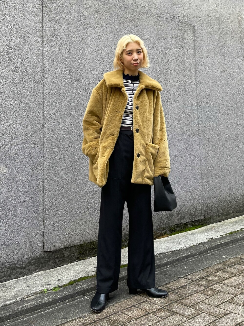 「冬コーデ、ファージャケット、オトナ女子、ファーコート、オトナカジュアル、イエローコーデ、イエロー×ブラック、ブラック、韓国ファッション、金髪、ジャケット、アウター、ペインターパンツ、ボーダートップス、ハンドバッグ」｜「UNSPAREの【UNSPARE/アンスペア】カラーファージャケット/WEB・一部店舗限定（その他アウター、イエロー系）」を使った、こざるさん（レディース・158cm）の冬コーディネートの1枚目の写真