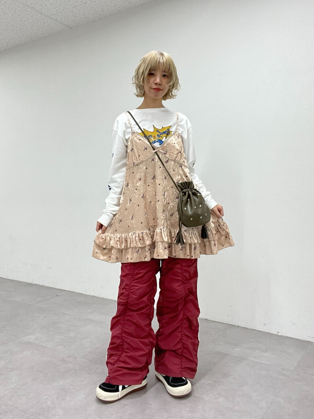 「CIAOPANIC、ciaopanic、チャオパニック、チャオパニック(Ciaopanic)、チュニック、チュニックワンピ、キャミワンピ、キャミワンピース、キャミソールワンピ」｜「CIAOPANICのミニ裏毛BIGロゴロンTee（Tシャツ/カットソー、ホワイト系）」を使った、こざるさん（レディース・158cm）の冬コーディネートの1枚目の写真