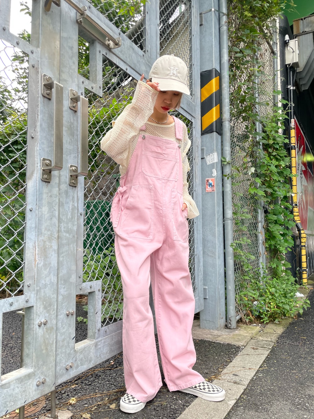 サロペット/オーバーオール（ピンク系）を使った「オーバーサイズ」の