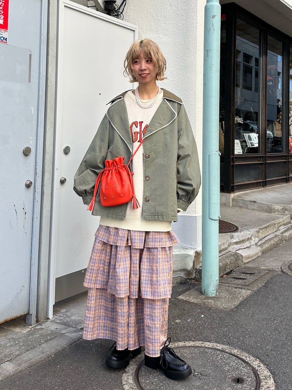 「トレンチ、トレンチコート、ティアード、ティアードスカート、スカート、スカートスタイル、スカートコーデ、スカート 、チェック、チェックスカート、チェック柄、CIAOPANIC、ciaopanic、チャオパニック、チャオパニック(Ciaopanic)」｜「CIAOPANICの配色レースビッグカラートレンチジャケット（トレンチコート、グリーン系）」を使った、こざるさん（レディース・158cm）の冬コーディネートの1枚目の写真