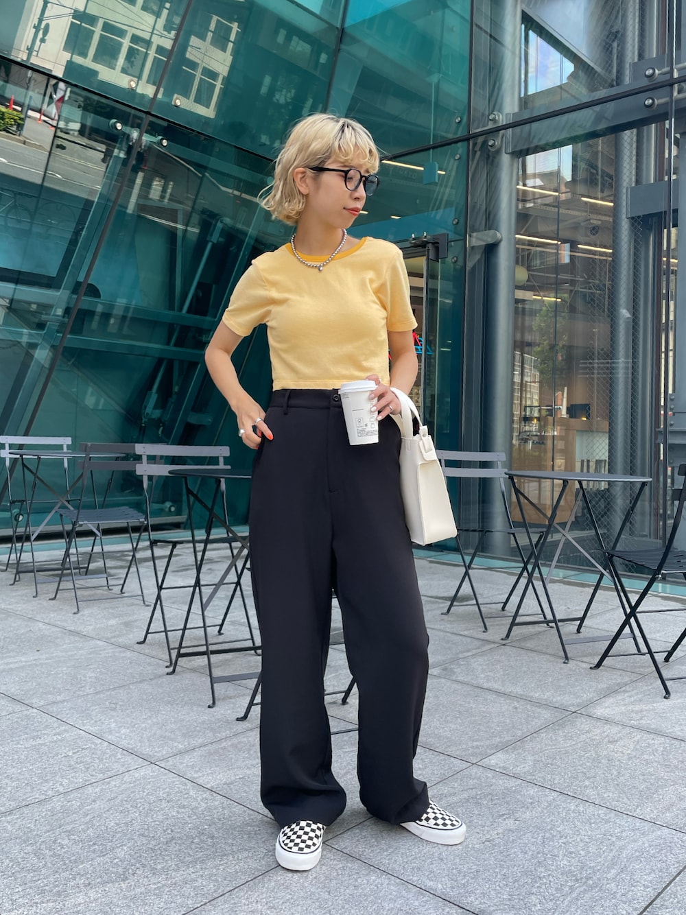 「低身長、バックオープン、ジャガード、夏だ！Tシャツ着よう！、短丈、短丈トップス、ヘルシー、スラックス、ベイカーパンツ、イエロー、イエローコーデ、イエロー×ブラック、黒パンツ、初夏コーデ、休日スタイル」｜「CIAOPANICの取り外し可能なパット付き！ジャガードバックオープンTee（Tシャツ/カットソー、イエロー系）」を使った、こざるさん（レディース・158cm）の夏コーディネートの1枚目の写真