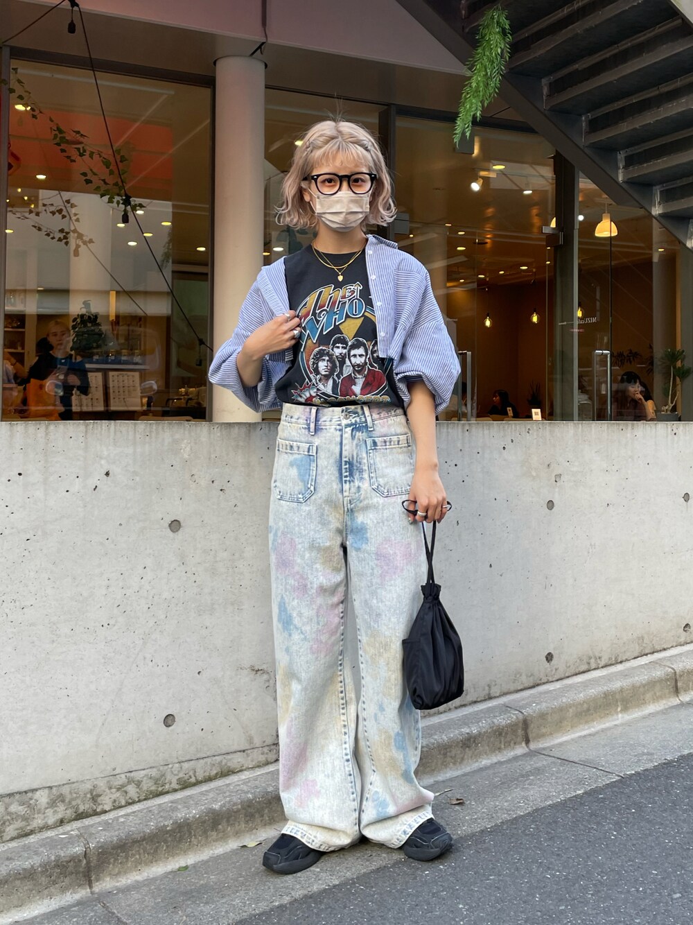 「ciaopanic、お出かけコーデ、ショート丈トップス、ショート丈、シャツスタイル、シャツ、ストライプシャツ、シャツコーデ、バンドT、バンTコーデ、デニム、ワイドデニム、デニムパンツ、初夏コーデ」｜「CIAOPANICのストライプショートシアーシャツ（シャツ/ブラウス、ブルー系）」を使った、こざるさん（レディース・158cm）の春コーディネートの1枚目の写真