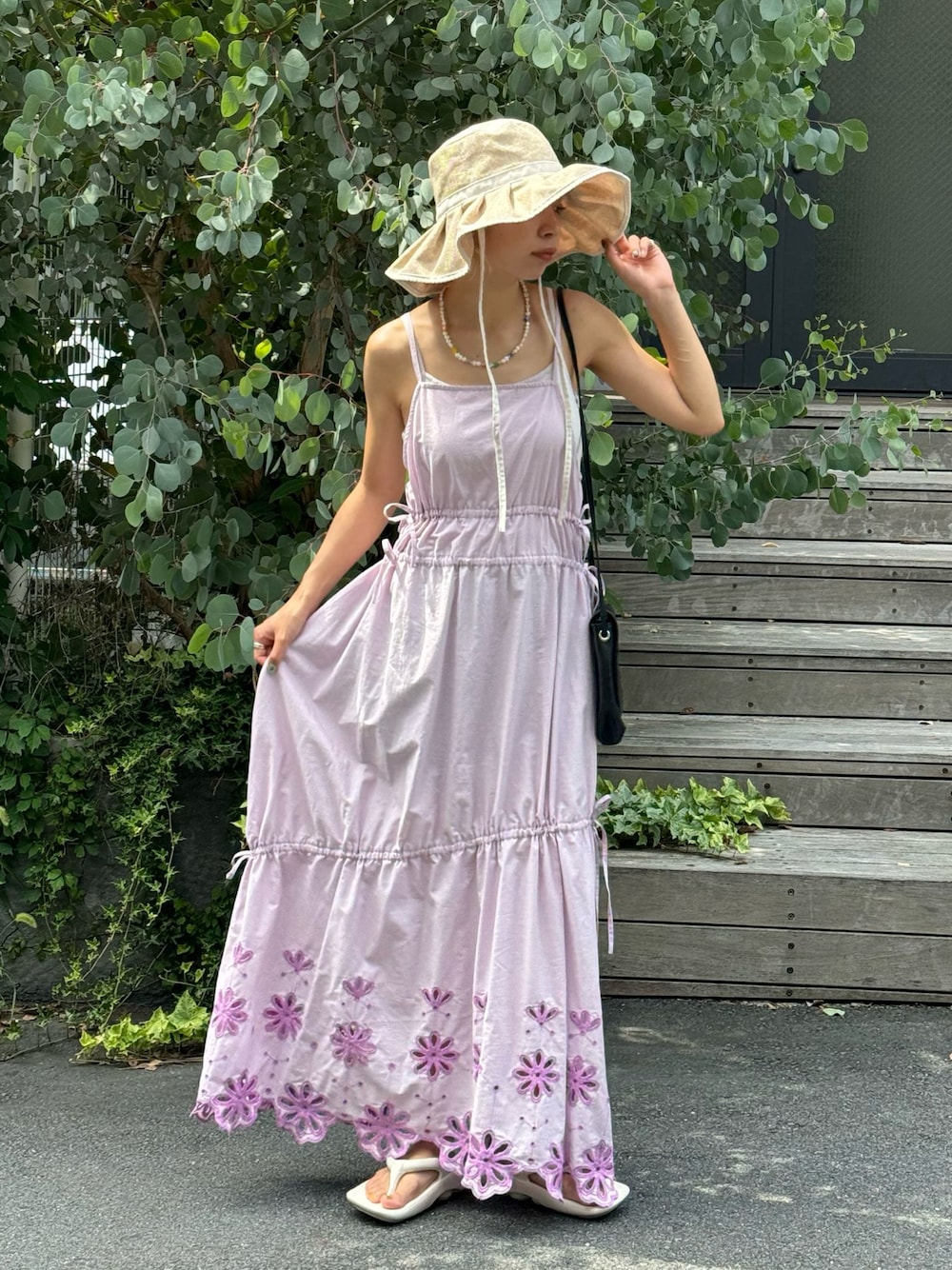 「ciaopanic、ワンピース、夏コーデ、さらっと晴れやかスナップ、大人可愛い」｜「CIAOPANICのINDIA裾レースシャーリングフラワーキャミワンピース（ワンピース、パープル系）」を使った、こざるさん（レディース・158cm）の夏コーディネートの1枚目の写真