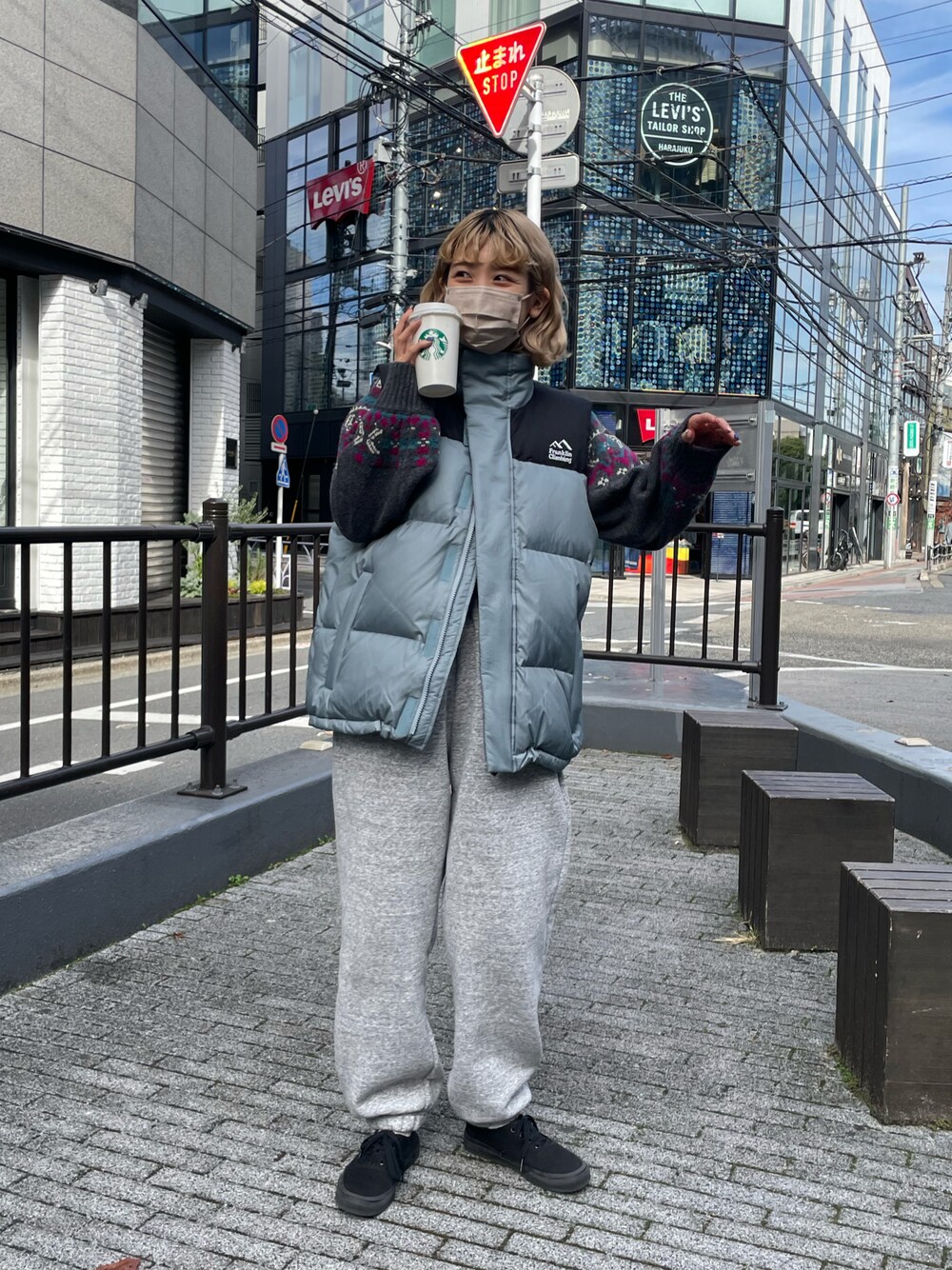 「ダウン、ダウンベスト、ダウンコーデ、ベストコーデ、ダウンベストスタイル、ダウンベストコーデ、スウェット、スウェットパンツ、スウェットパンツ  グレー」｜「Franklin Climbingの【Franklin Climbing】アルパインビレイダウンベスト（ダウンベスト、ブルー系）」を使った、こざるさん（レディース・158cm）の冬コーディネートの1枚目の写真