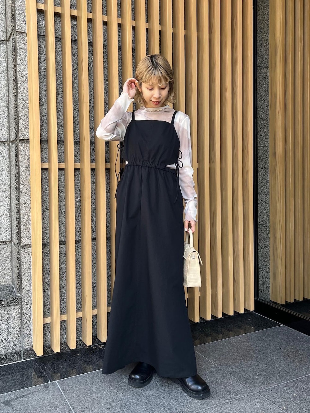 サイドリボンカットアウトキャミワンピースを使った人気ファッション  