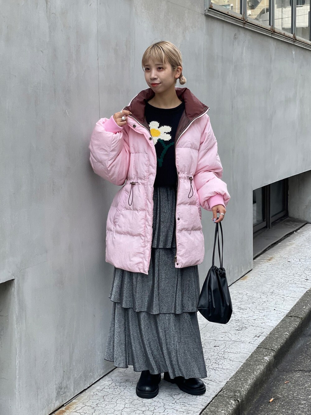 「中綿ジャケット、中綿アウター、中綿コート、パフジャケット、冬コーデ、冬アウター、アウター、今年のアウター、ciaopanic、ピンク、カラーアウター、ラメ、ラメスカート、ティアードスカート、フラワーニット」｜「CIAOPANICの【23AW】ドロスト中綿ダウンジャケット（ダウンジャケット/コート、ブルー系）」を使った、こざるさん（レディース・158cm）の夏コーディネートの1枚目の写真