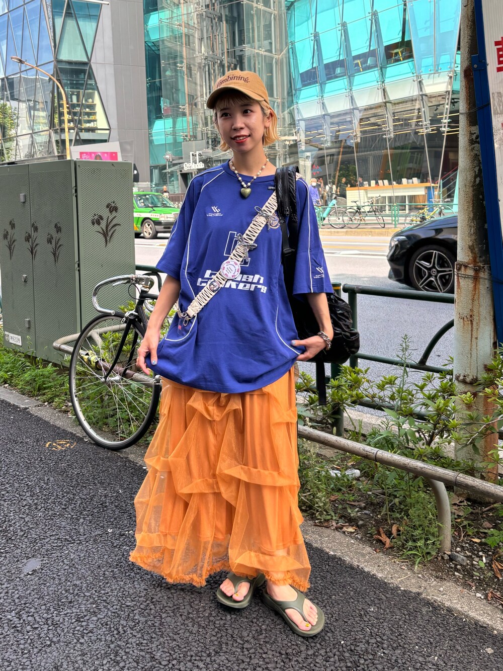 ブルー系のTシャツ/カットソー、イエロー系のスカートを着用したレディースの夏コーディネートの1枚目の写真