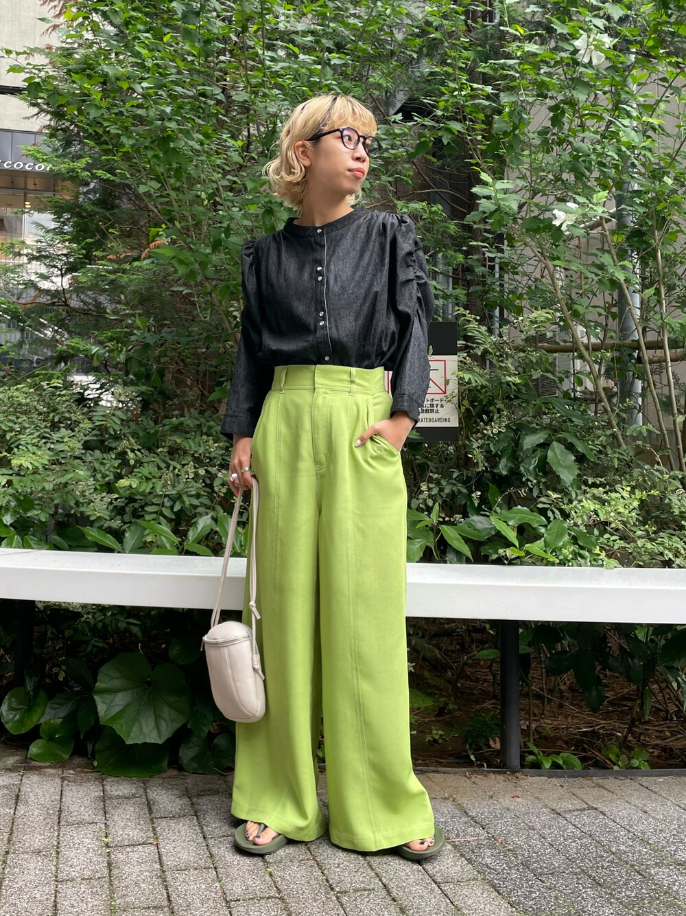 「休日スタイル、デニムっていいよね、ダンガリーシャツ、袖ギャザー、甘辛mix、スラックス、ライムグリーン、グリーンコーデ、グリーン、ブラウス、甘めカジュアルコーデ、お出かけコーデ、パンツスタイル、カジュアル、カラー×コーデ」｜「CIAOPANICの【WEB限定商品】ダンガリーバンドカラー袖ギャザーブラウス（シャツ/ブラウス、ブラック系）」を使った、こざるさん（レディース・158cm）の夏コーディネートの1枚目の写真