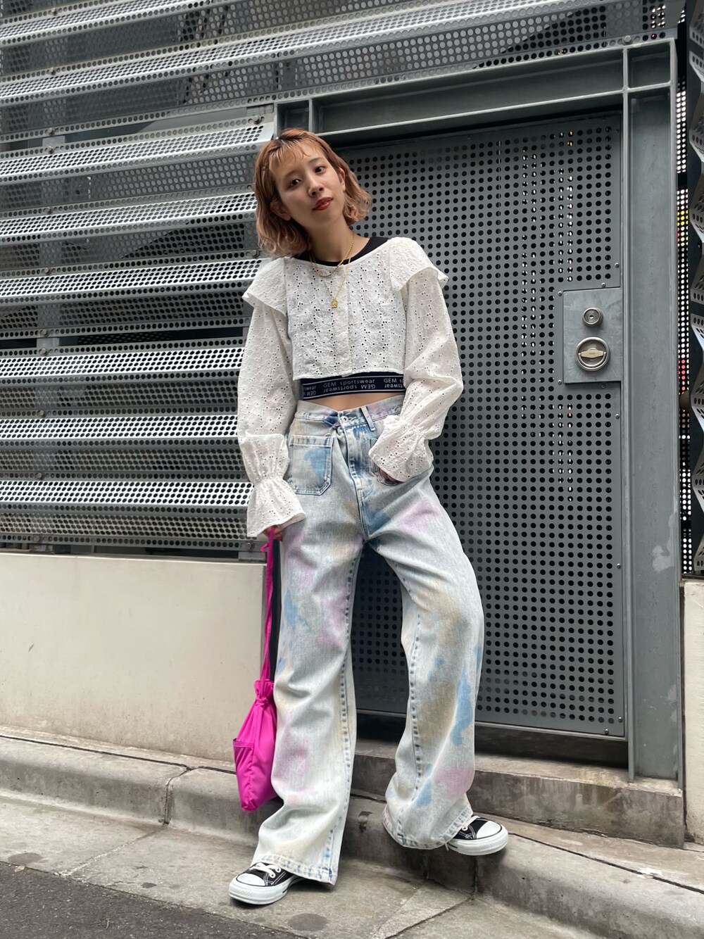「ショート丈、クロップド丈、タンクトップ、スポブラ、スプレー、ワイドパンツ、ワイトデニム」｜「CIAOPANICの【2023SSアイテム】2WAYカットワークレースアップボレロ（カーディガン/ボレロ、ホワイト系）」を使った、こざるさん（レディース・158cm）の春コーディネートの1枚目の写真