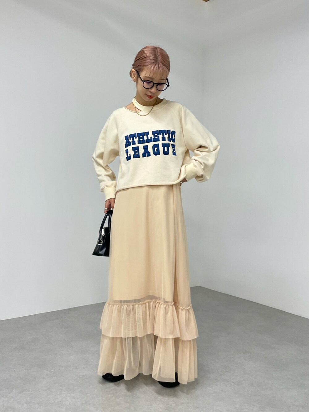 「ティアードスカート、ティアードワンピース、ワンピース、ワンピーススタイル、スウェット、ショート丈トップス、ショート丈、短丈、短丈トップス、休日コーデ、大人カジュアル、シンプルコーデ、おしゃれさんと繋がりたい、ciaopanic」｜「CIAOPANICの【2023SSアイテム】サテン刺繍ロゴスウェット（スウェット、ホワイト系）」を使った、こざるさん（レディース・158cm）の春コーディネートの1枚目の写真