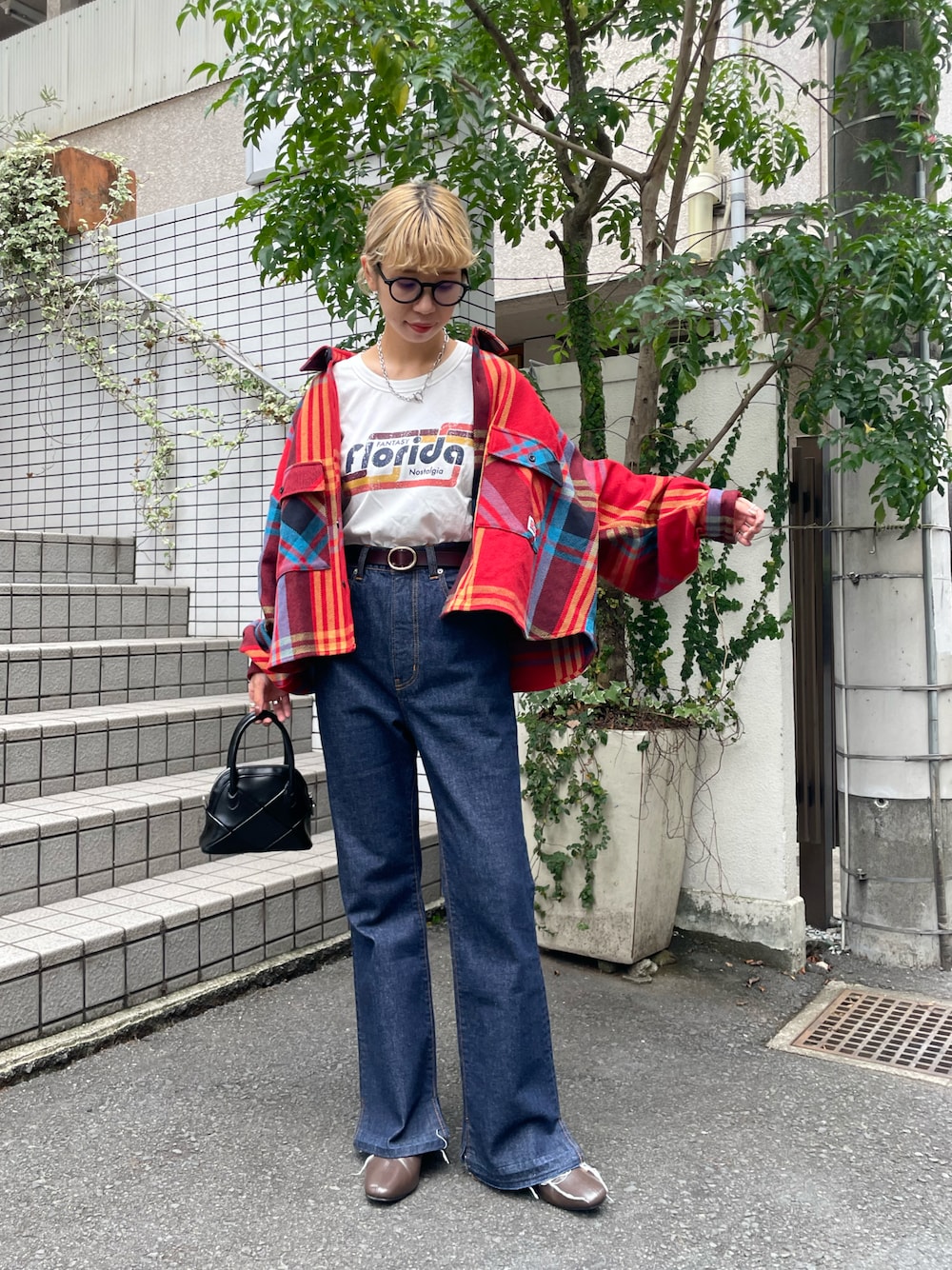 レッド系のシャツ/ブラウス、ホワイト系のTシャツ/カットソー、ブルー系のデニムパンツを着用したレディースの夏コーディネートの1枚目の写真