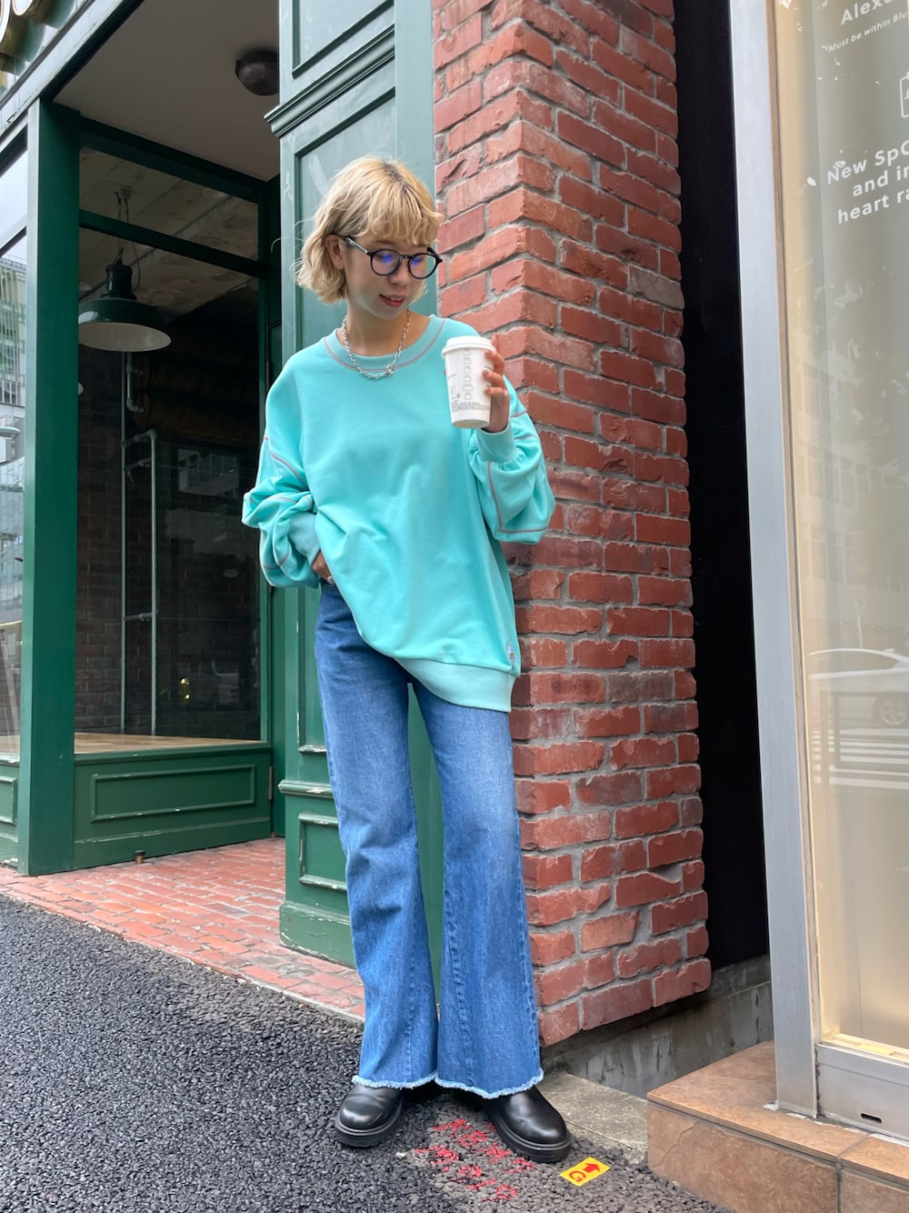 「スウェット、スウェットコーデ、ライトブルー、ブルーコーデ、ビッグシルエット、ビッグスウェット、ゆるコーデ、デニム、フレアデニム、フレアデニムパンツ、カラーコーデ、カラー×コーデ」｜「HELLO.SANFRANCISCOの【HELLO.SANFRANCISCO/ハローサンフランシスコ】 配色ステッチオーバースウェット（スウェット、ブルー系）」を使った、こざるさん（レディース・158cm）の夏コーディネートの1枚目の写真
