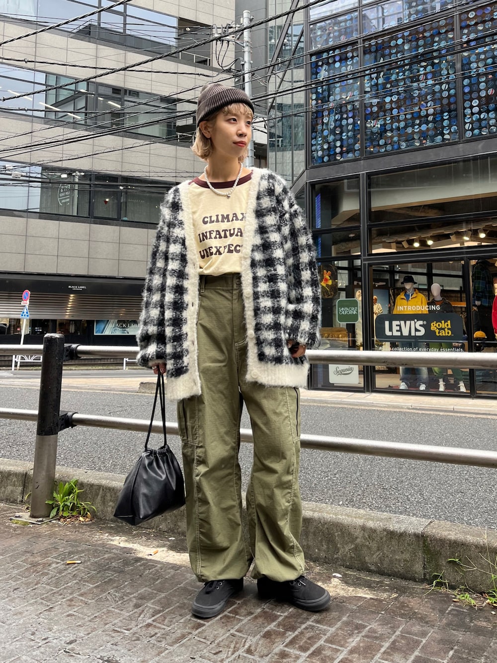 「ニットカーディガン、チェック、ラグランTシャツ、カーゴパンツ、ニット帽、メンズライク、カジュアルコーデ、ボーイッシュ、ストリート、モヘアニット、オーバーサイズ、柄、158cmコーデ、メンズライク女子」｜「CIAOPANICの2WAYチェック起毛ニットカーディガン/モヘアジャガードニット（カーディガン/ボレロ、ブラック系）」を使った、こざるさん（レディース・158cm）の秋コーディネートの1枚目の写真