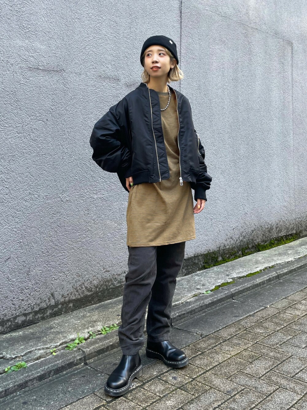 「ブーツ、ボーダー、ブラック、ニット帽、MA-1、秋のコーデ、ブラックコーデ、ニットキャップ、コーデュロイパンツ、サイドゴアブーツ、メンズライク、ボーダートップス、カジュアルコーデ、黒コーデ、メンズアイテム」｜「CIAOPANICのMA-1ブルゾン（MA-1、ブラック系）」を使った、こざるさん（レディース・158cm）の秋コーディネートの1枚目の写真