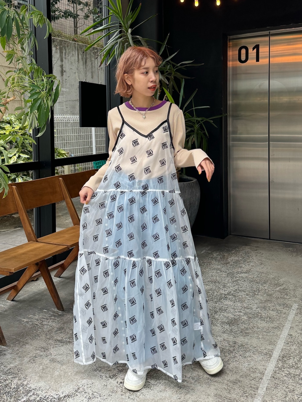 「ciaopanic、チャオパニック、シアーワンピース、キャミワンピ、カラー×コーデ、ゆったりコーデ、レイヤードスタイル、春服みてみて」｜「HELLO.SANFRANCISCOの【HELLO.SANFRANCISCO/ハローサンフランシスコ】ペチ付刺繍オーガンジーティアードキャミワンピ（ワンピース、ホワイト系）」を使った、こざるさん（レディース・158cm）の春コーディネートの1枚目の写真