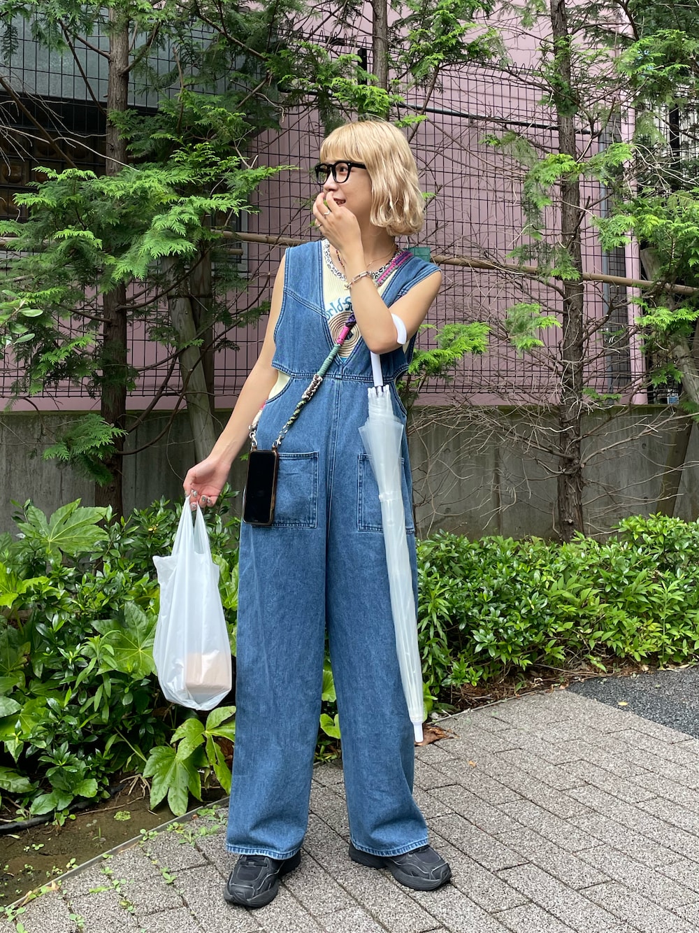 サイドカットアウト2WAYデニムサロペットを使った人気ファッション 