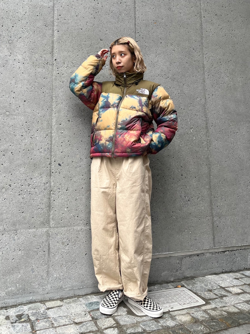 「ヌプシ、ショートヌプシジャケット、ヌプシジャケット、ノースフェイス、ノースフェイスダウン、ダウンジャケット、ダウン、ダウンコーデ、ダウンスタイル、THE NORTH FACE、nothinfancy、ヒザデルパンツ、ワイドパンツ、メンズライクコーデ、メンズライク女子」｜「CIAOPANICのリップストップテーパードワイドパンツ（カーゴパンツ、ベージュ系）」を使った、こざるさん（レディース・158cm）の冬コーディネートの1枚目の写真