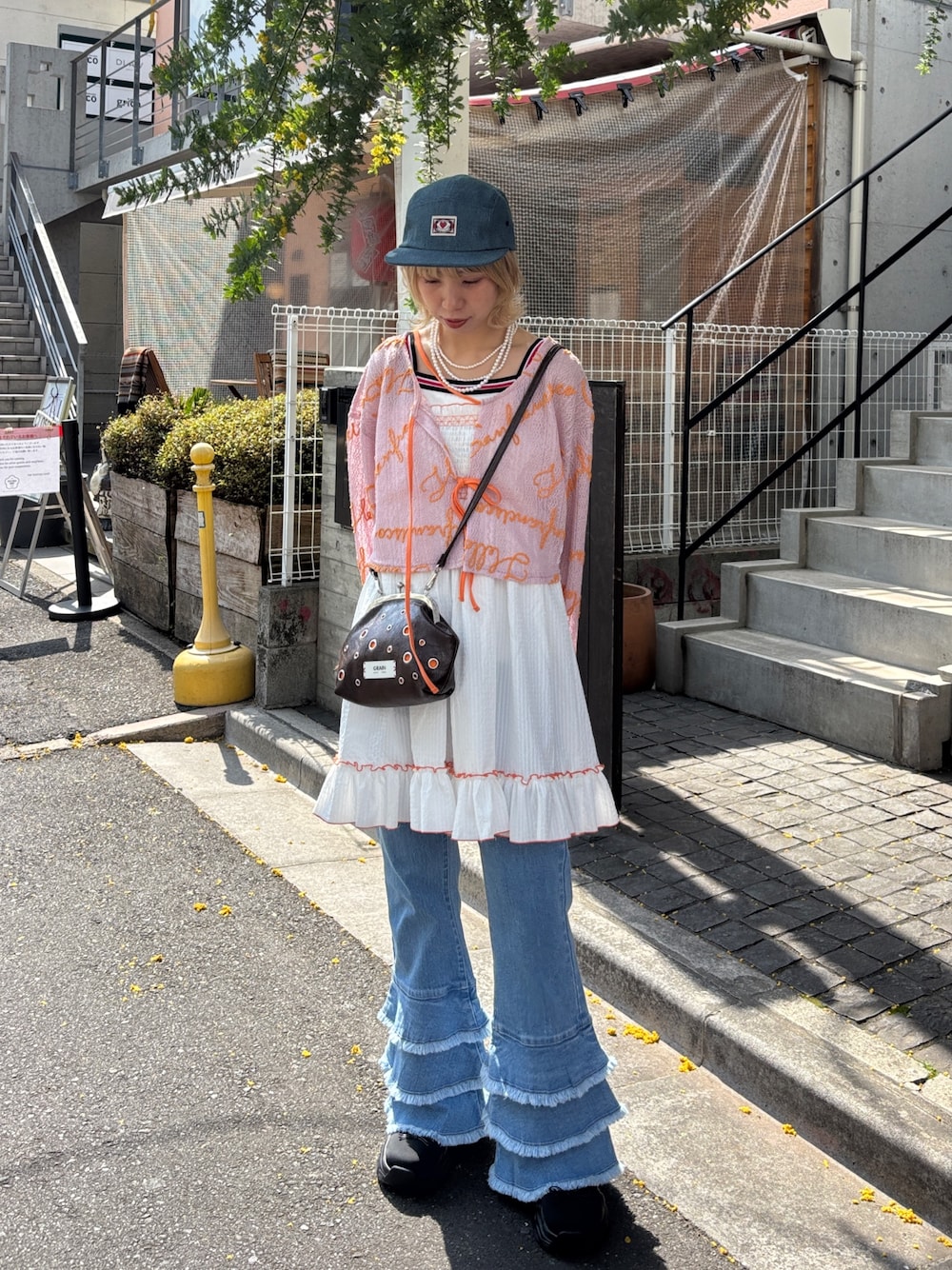 「CIAOPANIC、ciaopanic、チャオパニック、チャオパニック(Ciaopanic)」｜「HELLO.SANFRANCISCOの【HELLO.SANFRANCISCO/ハローサンフランシスコ】２WAYロゴコード刺繍ボレロ（Tシャツ/カットソー、ピンク系）」を使った、こざるさん（レディース・158cm）の春コーディネートの1枚目の写真