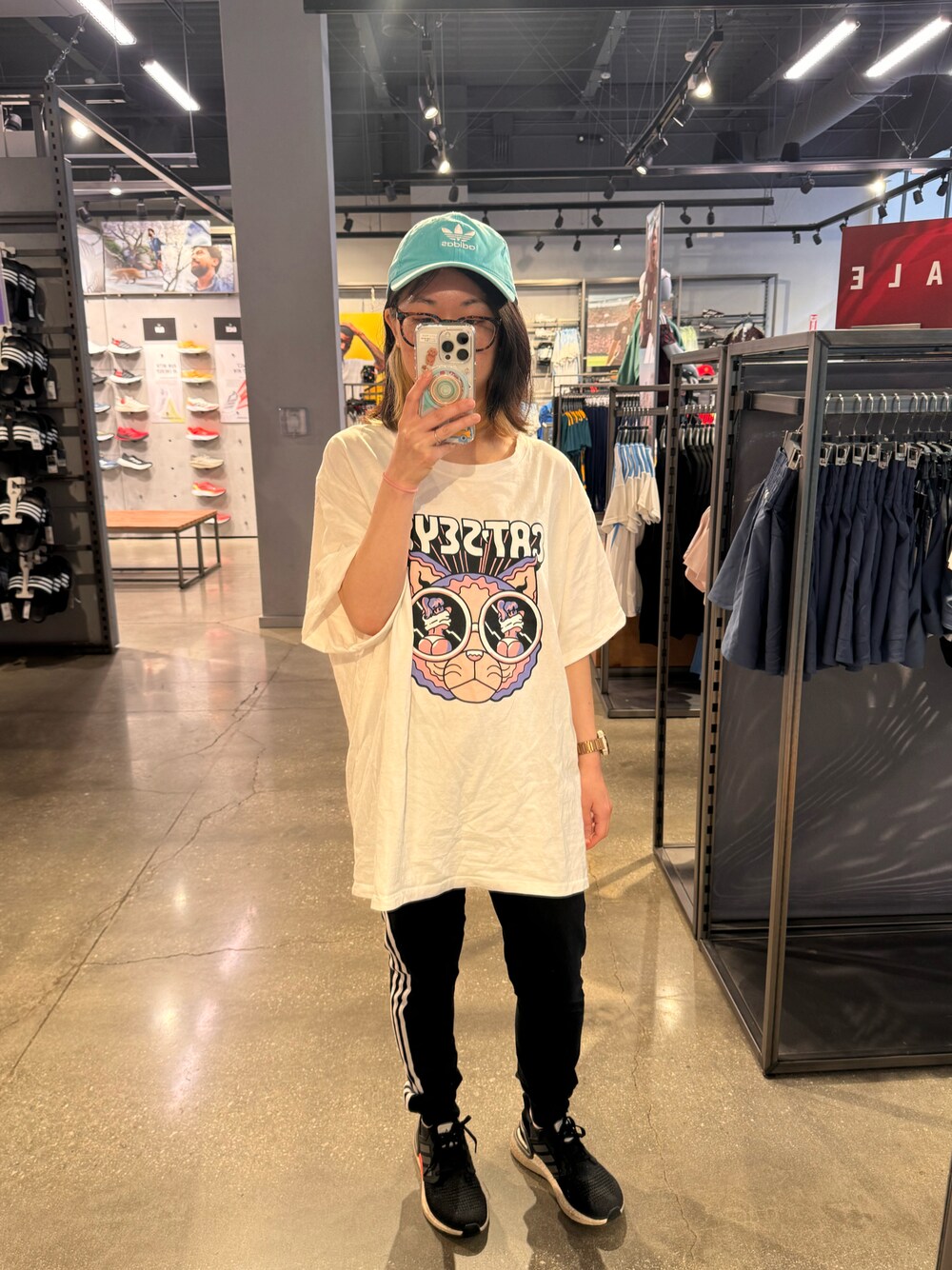 「adidasのアイテム（スニーカー、ブラック系）」を使った、kuribo さん（レディース・155cm）の秋コーディネートの1枚目の写真