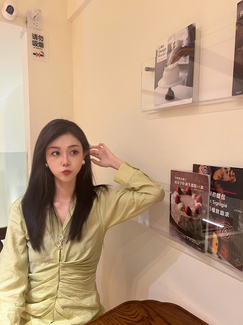 「cafe、coffee shop、ootd」｜「ZARAのアイテム（シャツワンピース、グリーン系）」を使った、Keroro樂樂如さん（レディース・173cm）の春コーディネートの1枚目の写真