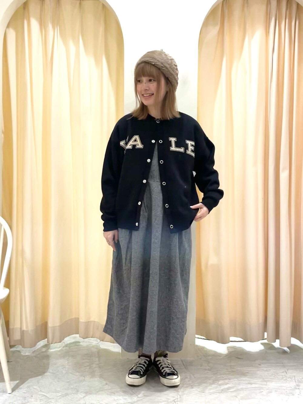 「カーディガン、ニットキャップ、カレッジ、ロゴ、SM2、大人カジュアル、ジャンパースカート、リネン、カジュアルコーデ、サマンサ モスモス(Samansa Mos2)、オトナカジュアル、秋コーデ、秋冬コーデ、サマンサモスモス」｜「Samansa Mos2の【YALE UNIV．】裏起毛ゆるスウェットカーディガン（カーディガン/ボレロ、ブラック系）」を使った、ｒｉｅ_さん（レディース・157cm）の秋コーディネートの1枚目の写真