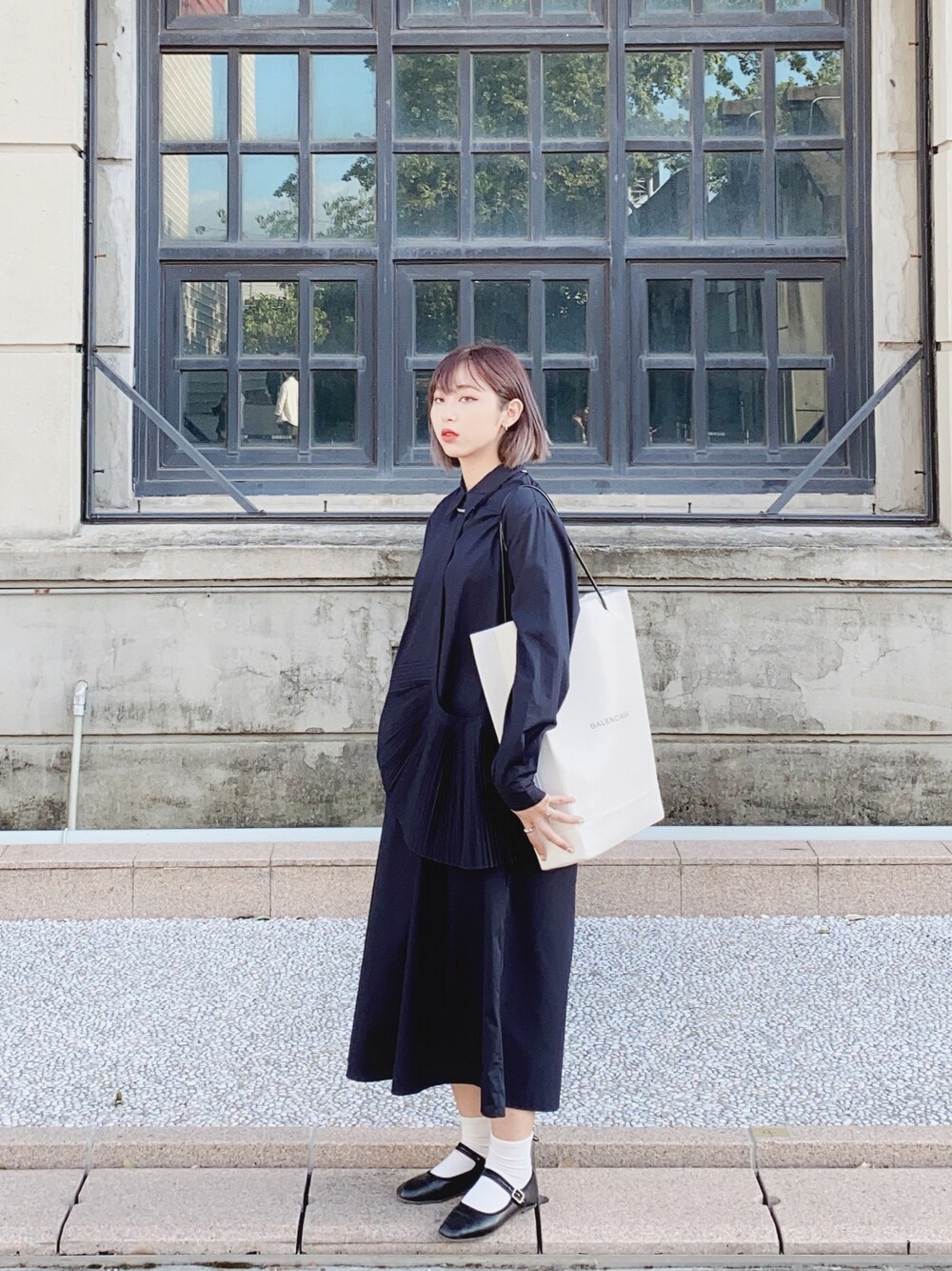 「BALENCIAGAのアイテム（ショルダーバッグ、ホワイト系）」を使った、Hannaさん（レディース・166cm）の秋コーディネートの1枚目の写真