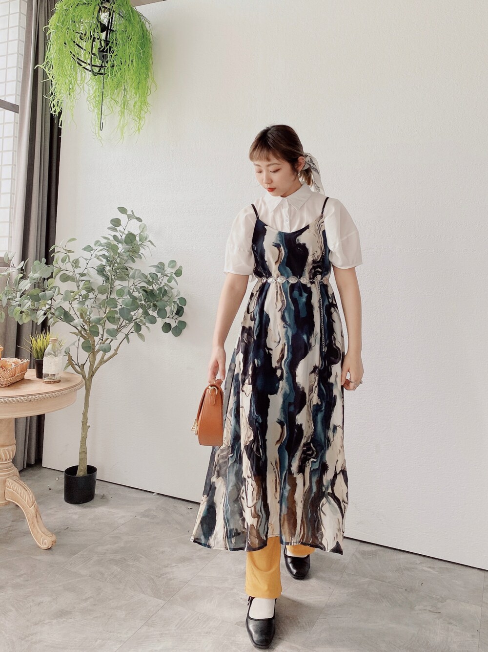 ブラック系のワンピース、イエロー系のその他パンツ、ホワイト系のシャツ/ブラウスを着用したレディースの夏コーディネートの1枚目の写真