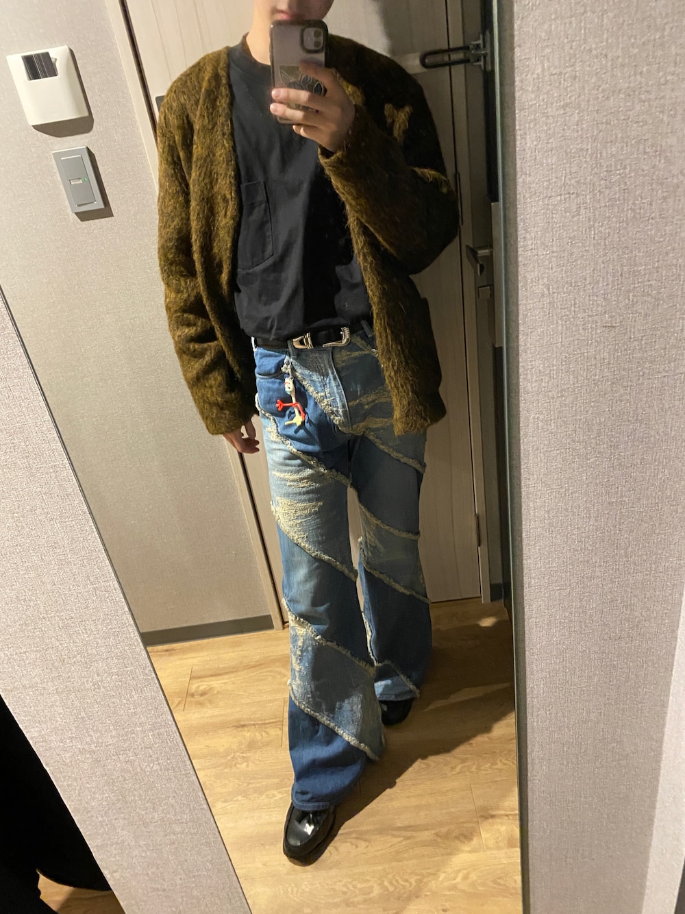 「カジュアルコーデ、大人カジュアル、服好きな人と繋がりたい、大学生、秋冬コーデ、デニム、カーディガン、モヘアカーディガン、our legacy、TaaKk、TAAKK、フレアパンツ、冬のコーデ、ファッションの力を信じよう、タックイン」｜「Our Legacyのour legacy モヘアカーディガン（カーディガン/ボレロ、グリーン系）」を使った、takashiさん（メンズ・180cm）の冬コーディネートの1枚目の写真