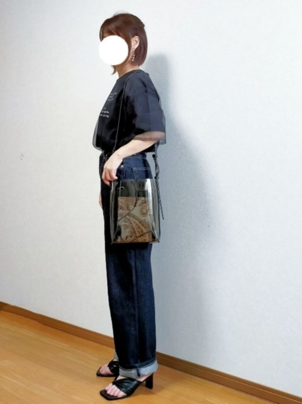 ブラック系のTシャツ/カットソー、ブルー系のデニムパンツ、ブラック系のサンダルを着用したレディースの夏コーディネートの1枚目の写真