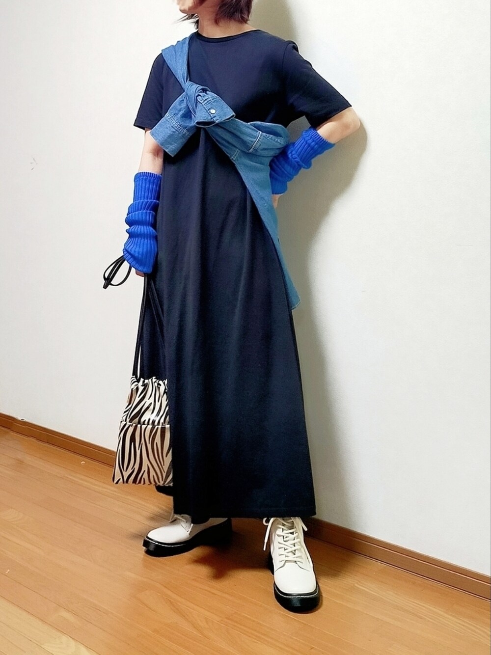 ブラック系のワンピース、ブルー系のシャツ/ブラウス、ホワイト系のブーツを着用したレディースの夏コーディネートの1枚目の写真