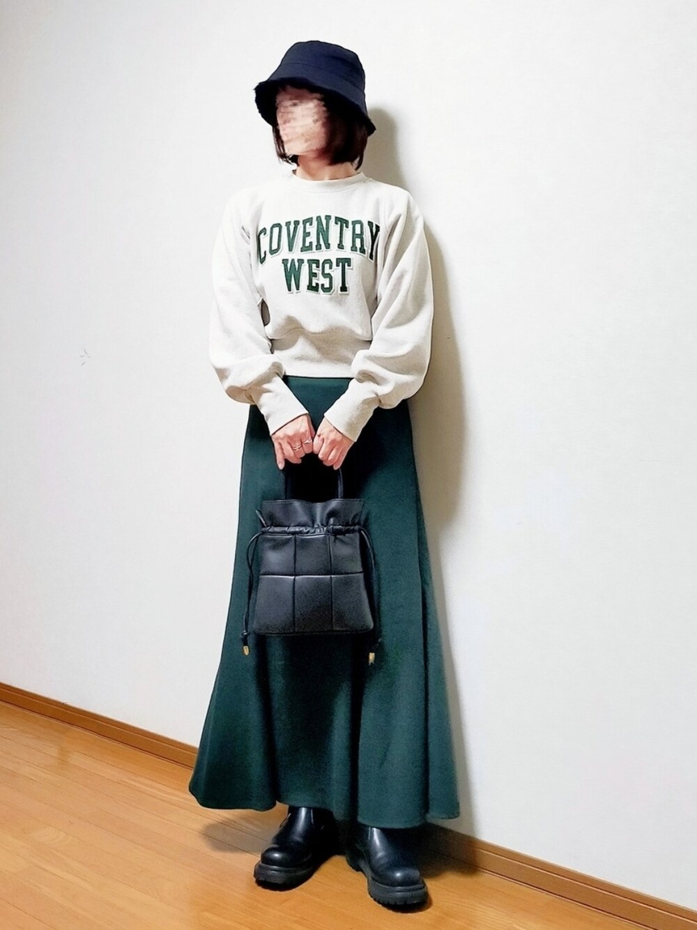 ããŒãžã¥ç³»ã®ã¹ãŠã§ãããã°ãªãŒã³ç³»ã®ã¹ã«ãŒãããã©ãã¯ç³»ã®ãã³ãããã°ãççšããã¬ãã£ãŒã¹ã®ç§ã³ãŒãã£ããŒãã®1æç®ã®åç