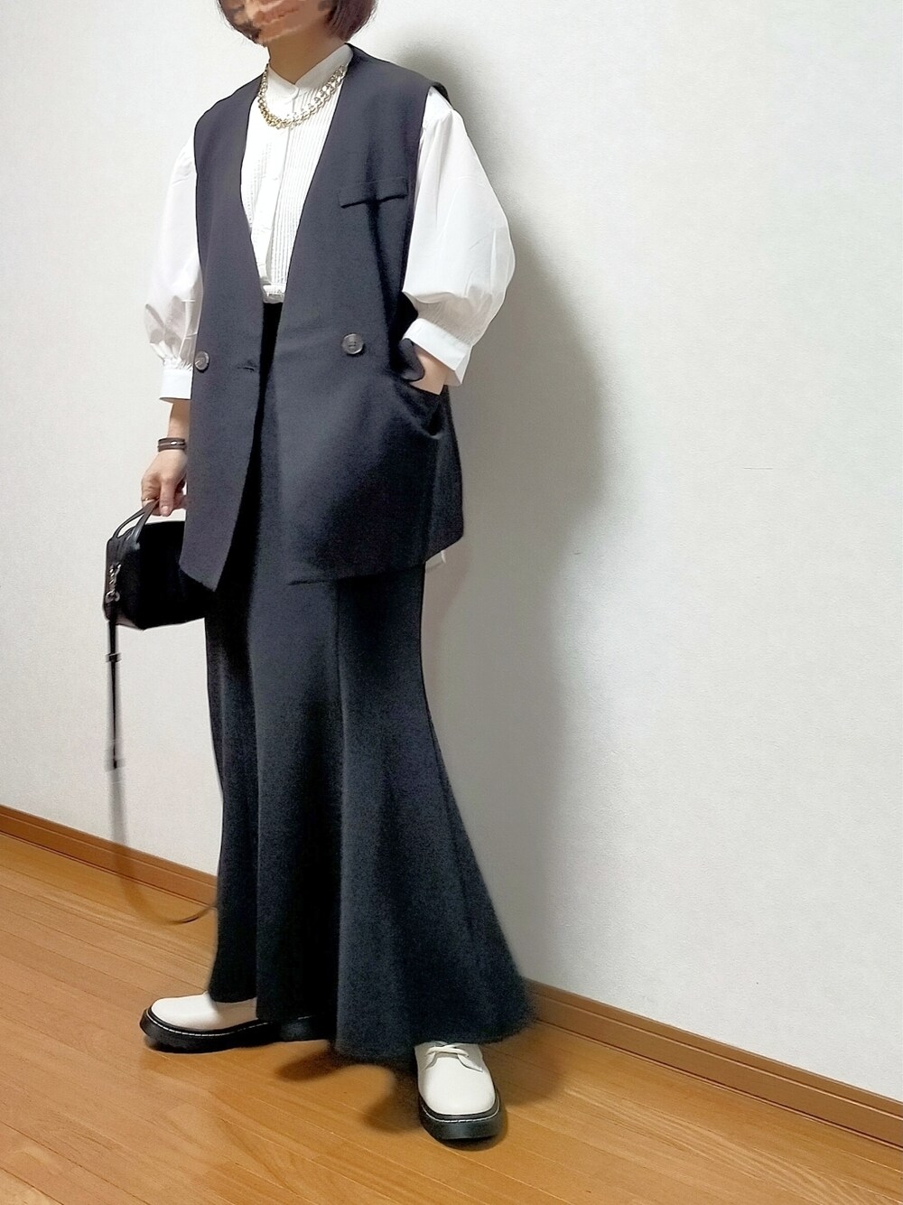 ãã¯ã€ãç³»ã®ã·ã£ã/ãã©ãŠã¹ããã©ãã¯ç³»ã®ãã¹ãããã©ãã¯ç³»ã®ã¹ã«ãŒããççšããã¬ãã£ãŒã¹ã®æ¥ã³ãŒãã£ããŒãã®1æç®ã®åç