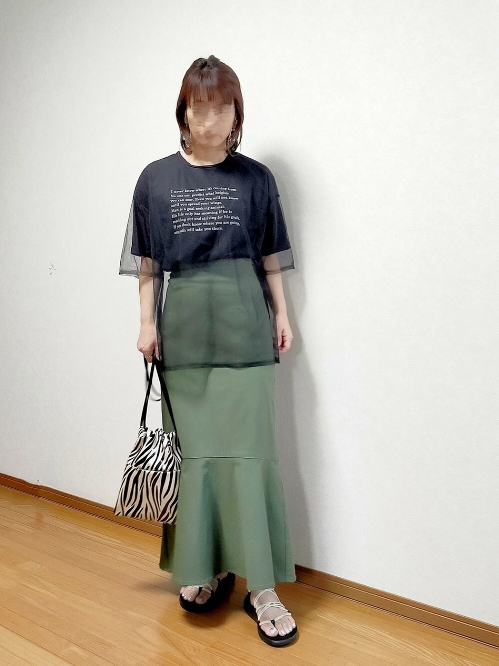 ãã©ãã¯ç³»ã®Tã·ã£ã/ã«ãããœãŒãã°ãªãŒã³ç³»ã®ã¹ã«ãŒããããŒãžã¥ç³»ã®ã·ã§ã«ããŒããã°ãççšããã¬ãã£ãŒã¹ã®å€ã³ãŒãã£ããŒãã®1æç®ã®åç