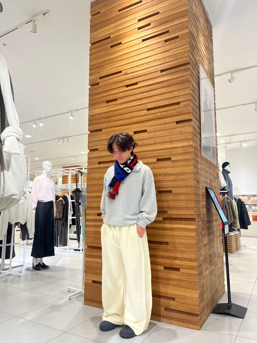 ホワイト系のその他パンツ、グレー系のスウェットを着用したメンズの秋コーディネートの1枚目の写真